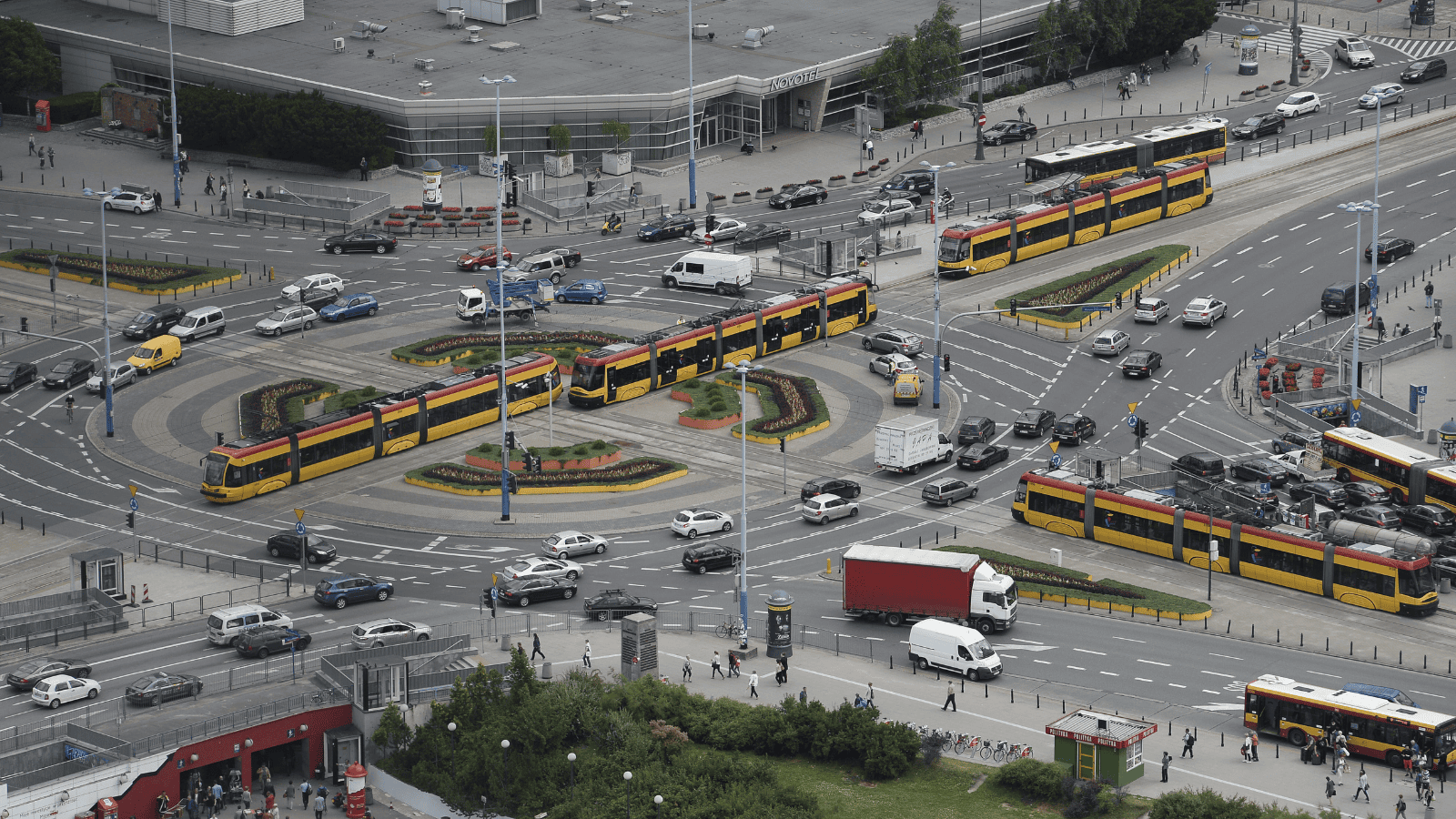 Reanimacja w Centrum Warszawy! Dramatyczne potrącenie przez tramwaj