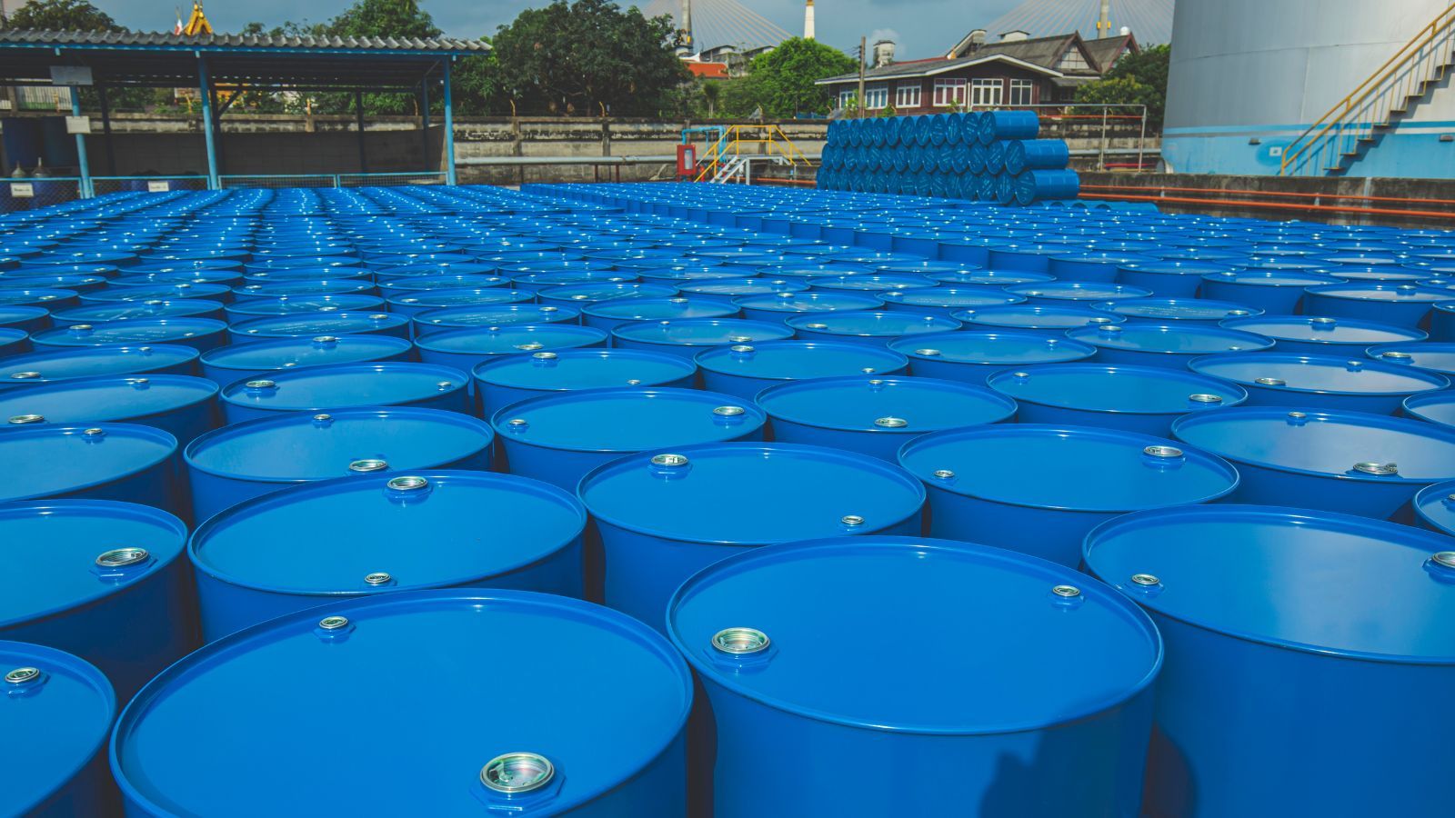 Zaczęło się, na europejskim lotnisku brakuje paliwa. Loty odwołane, co z biletami?