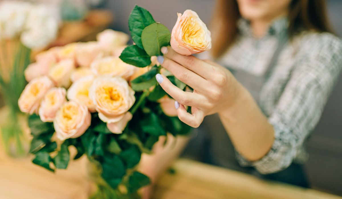 jak przedłużyć świeżość róż w wazonie?
