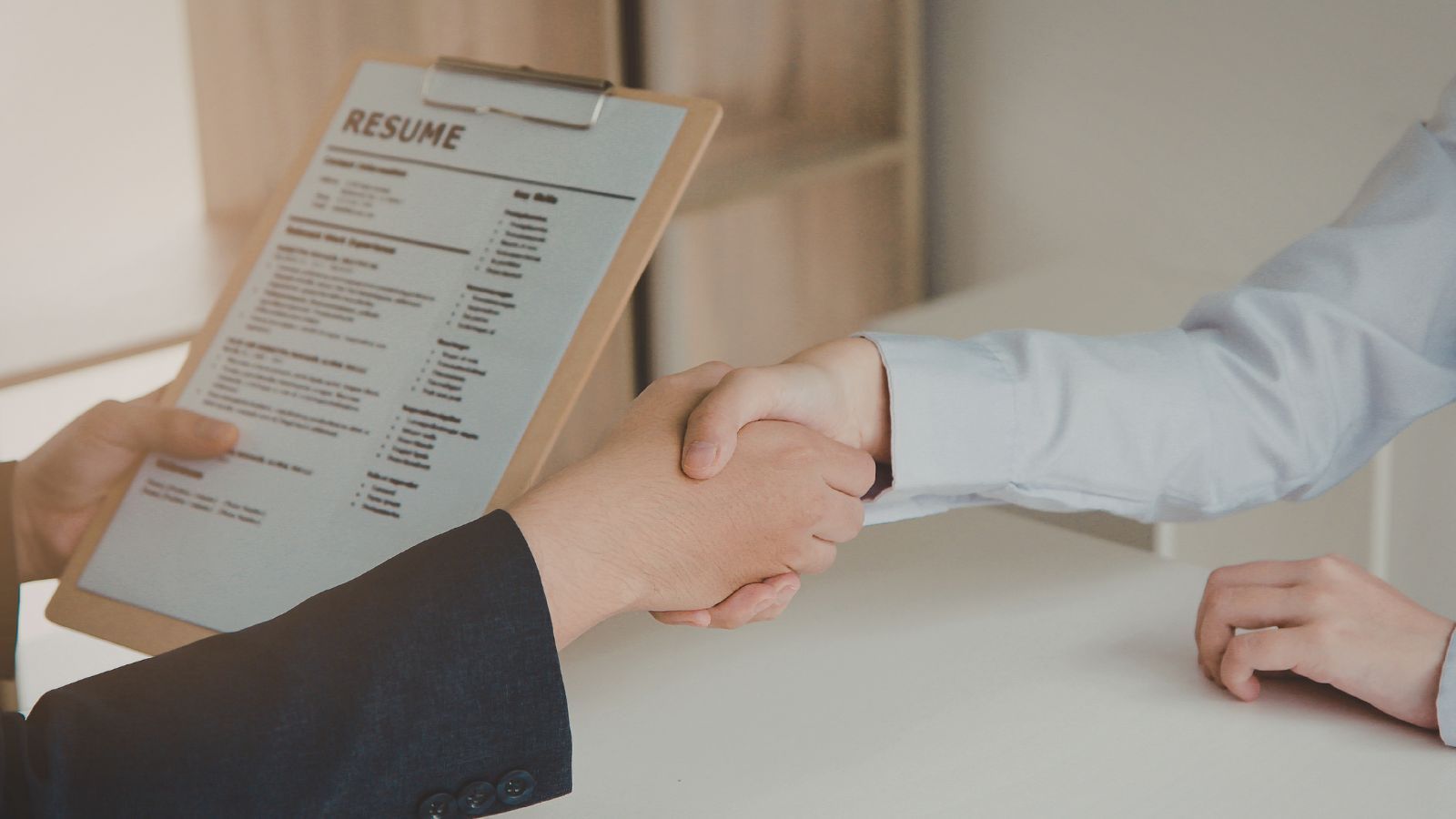 Oferują stabilne zatrudnienie i nawet 12 400 zł brutto. Chętnych od lat brakuje