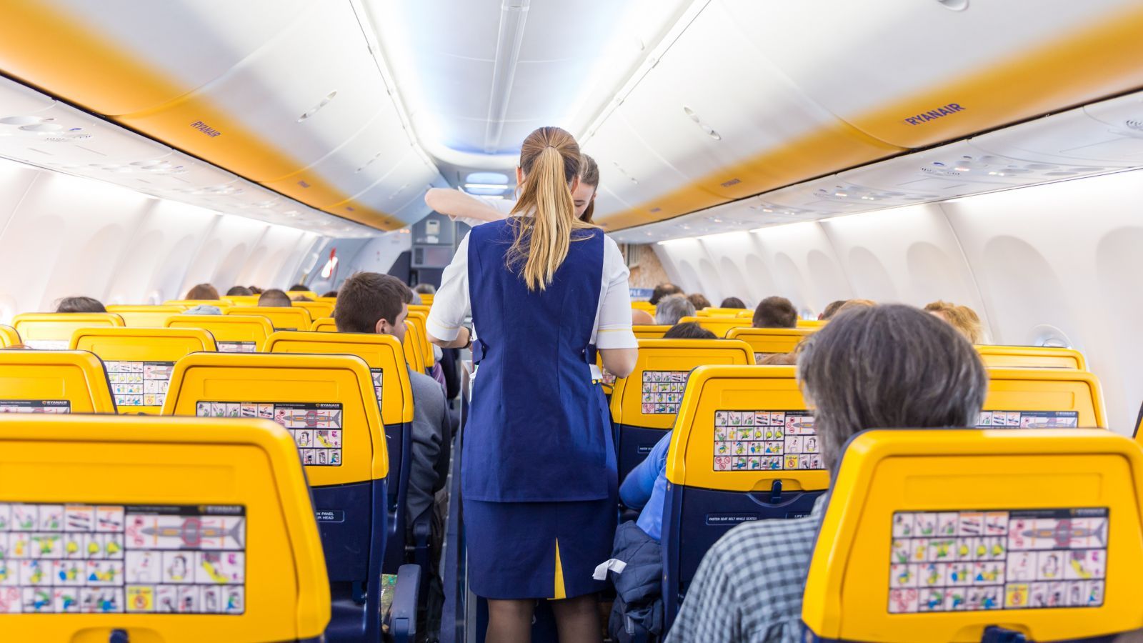 Lecisz na wakacje? Na lotniskach ruszają "łapanki”. Ryanair podnosi premie dla pracowników