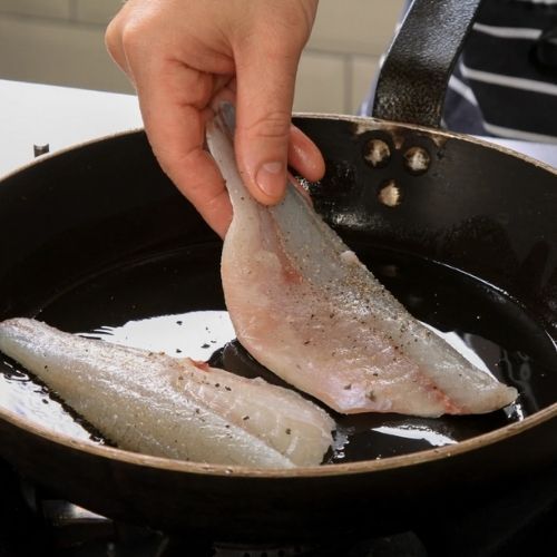 Zasyp patelnię i połóż rybę. Nigdy nie usmażysz ryby inaczej