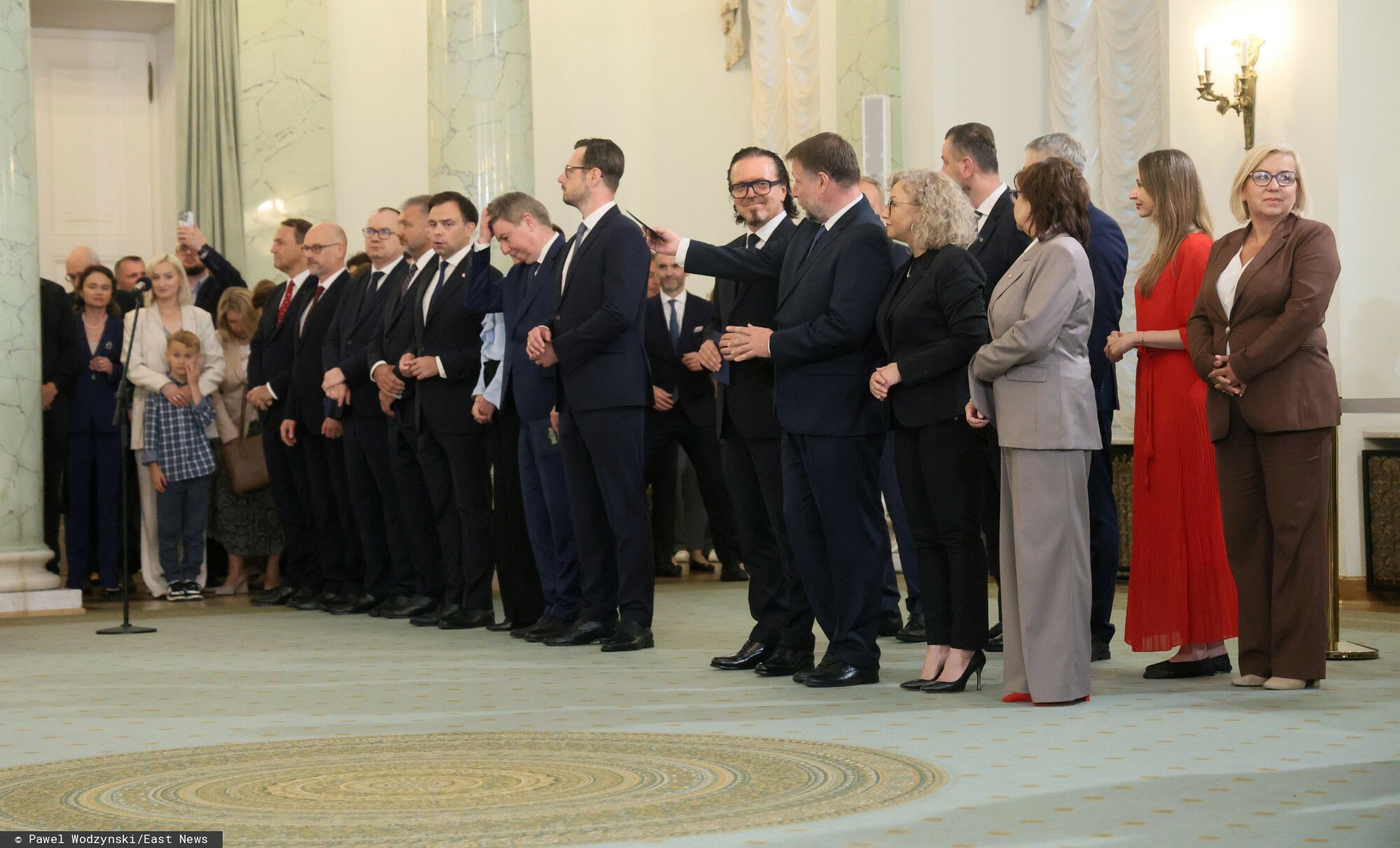 Jest tąpnięcie w najnowszym sondażu partyjnym. Zaskakujące, co dzieje się za podium