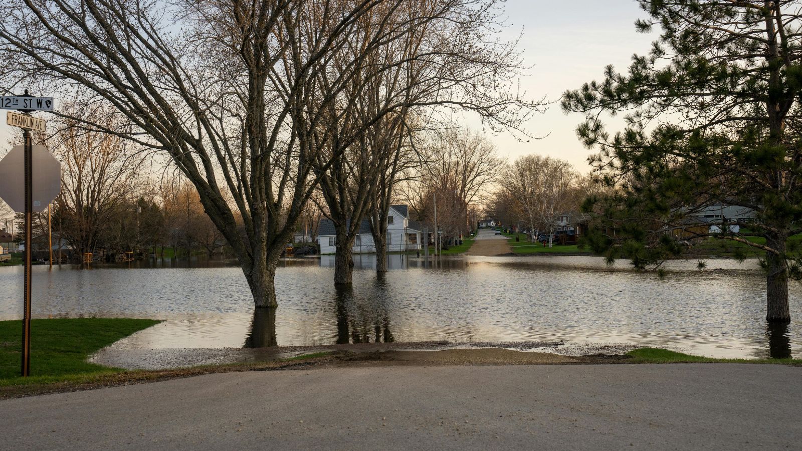 IMGW alarmuje. Ostrzeżenia III stopnia, przekroczony stan alarmowy