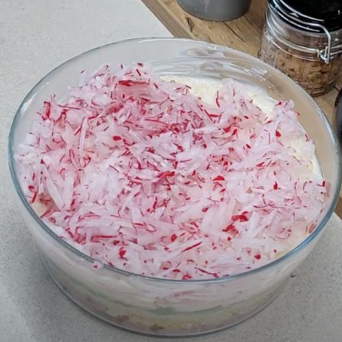 Przygotujesz ją w 15 minut. Ta sałatka z rzodkiewką to hit nad hity