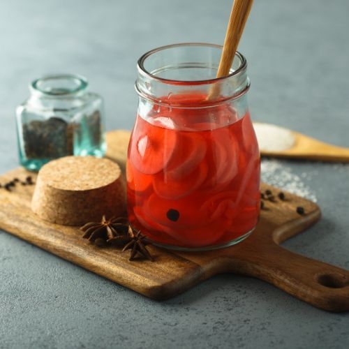 Pakuję rzodkiewkę do słoików i wlewam tę zalewę. Kiszona smakuje mi lepiej niż ogórki