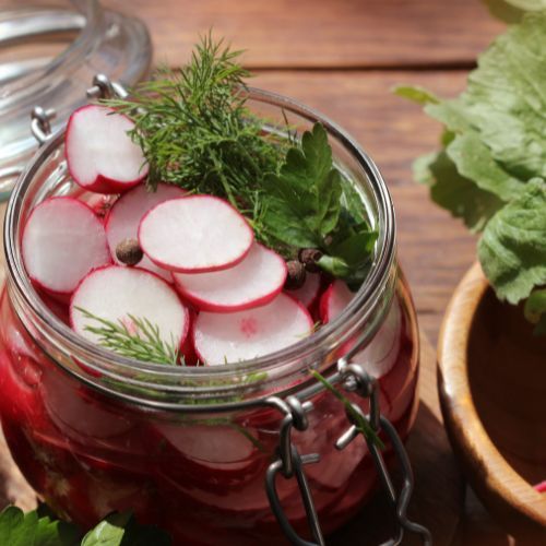 Pakuję rzodkiewkę do słoików i wlewam tę zalewę. Kiszona smakuje mi lepiej niż ogórki