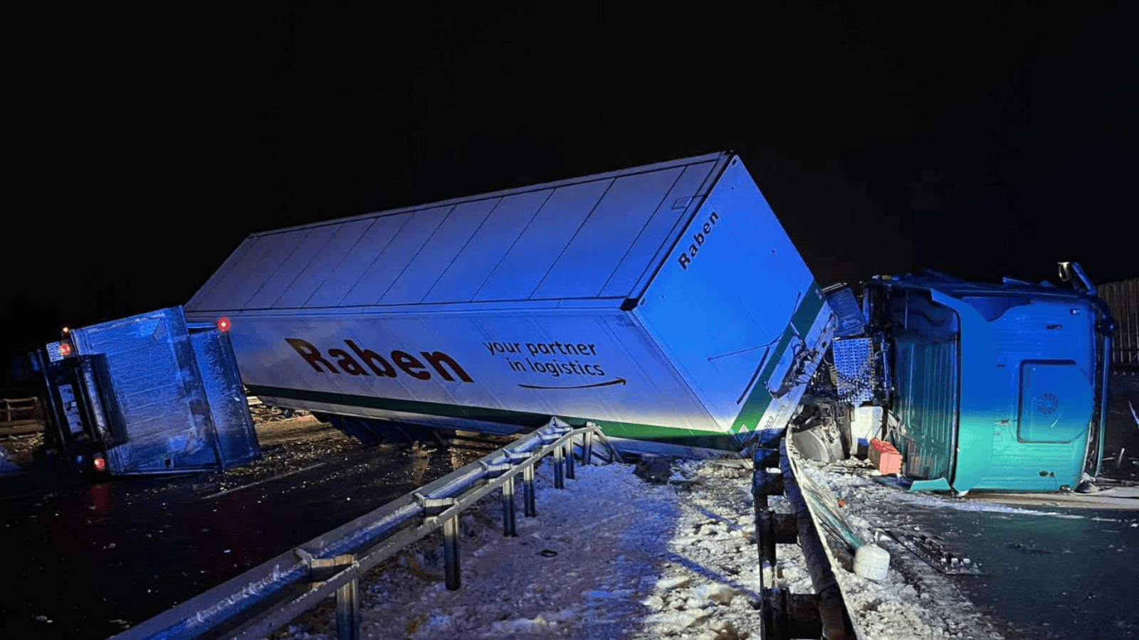 Była 1:19. Poważne zderzenie dwóch ciężarówek na śliskiej trasie, w akcji wszystkie służby