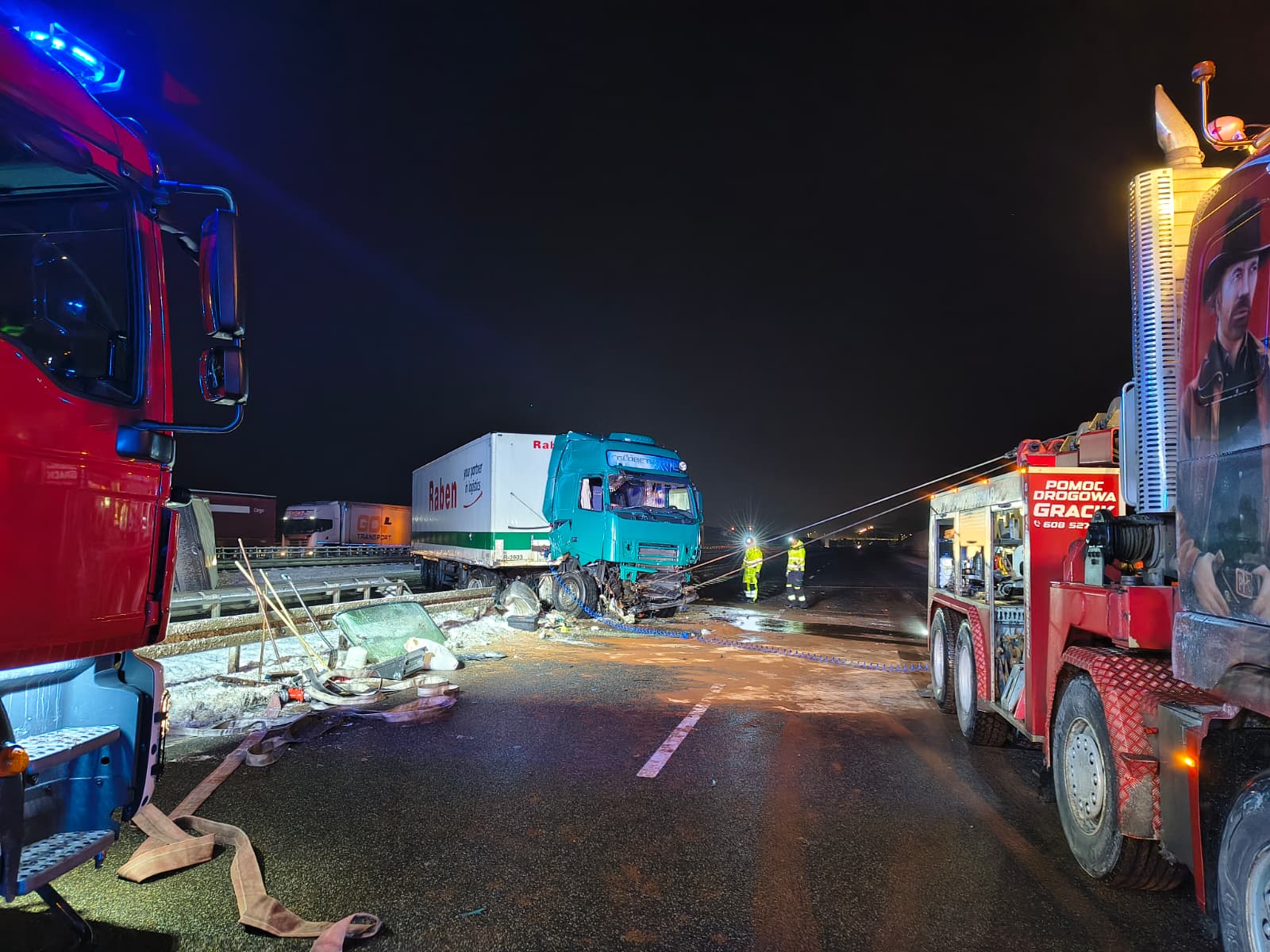 Była 1:19. Poważne zderzenie dwóch ciężarówek na śliskiej trasie, w akcji wszystkie służby
