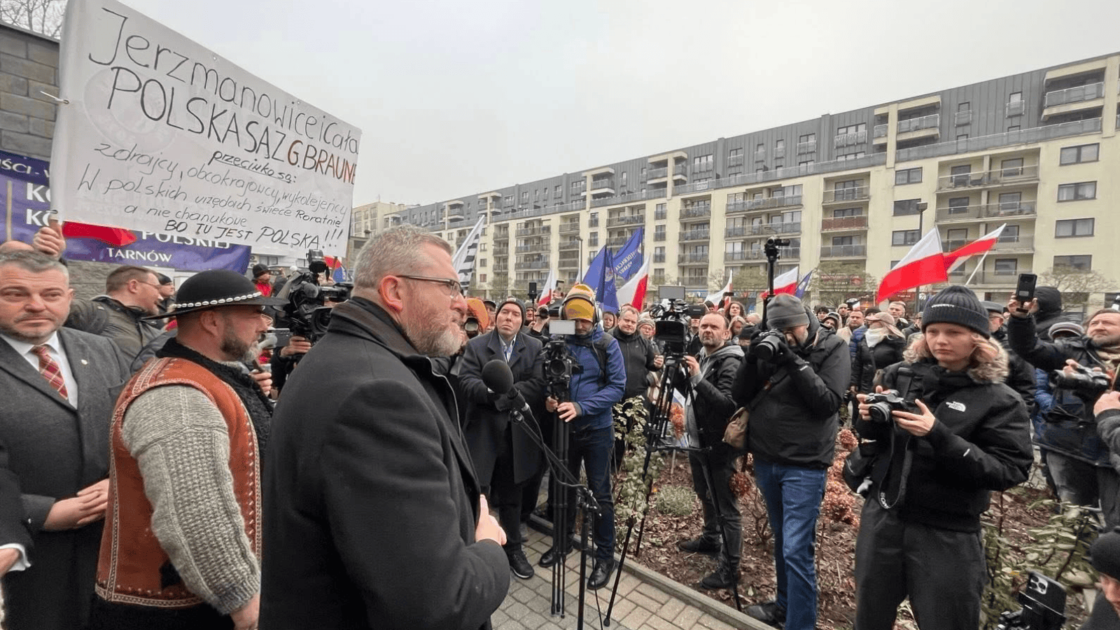 Chaos w Warszawie, ulice obstawione radiowozami. Zabezpieczyli budynek