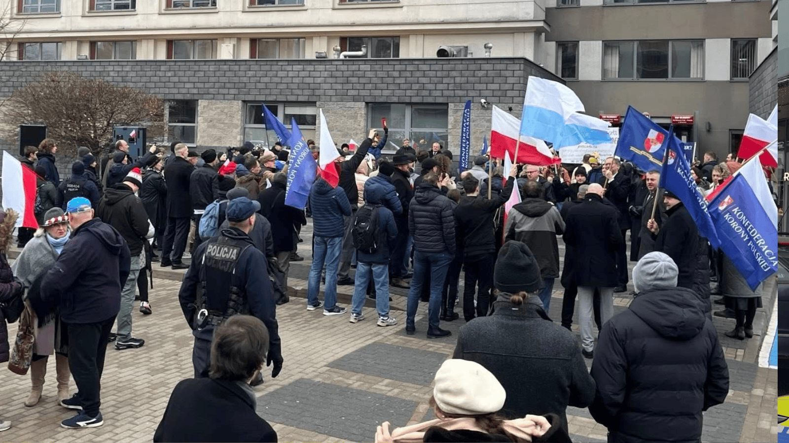 Chaos w Warszawie, ulice obstawione radiowozami. Zabezpieczyli budynek