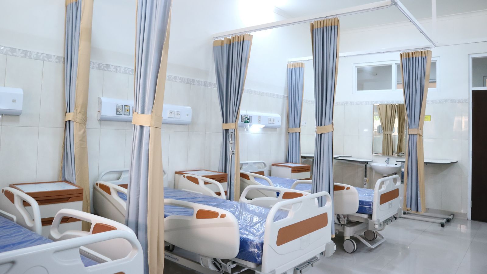 Rządowa klinika poszukuje pielęgniarek do pracy. Taką wypłatę oferuje "na rękę", są też inne benefity