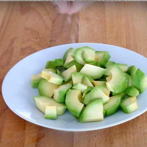 Podsmażam kurczaka i dorzucam te składniki. Sałatka syci, aż miło i smakuje jak marzenie