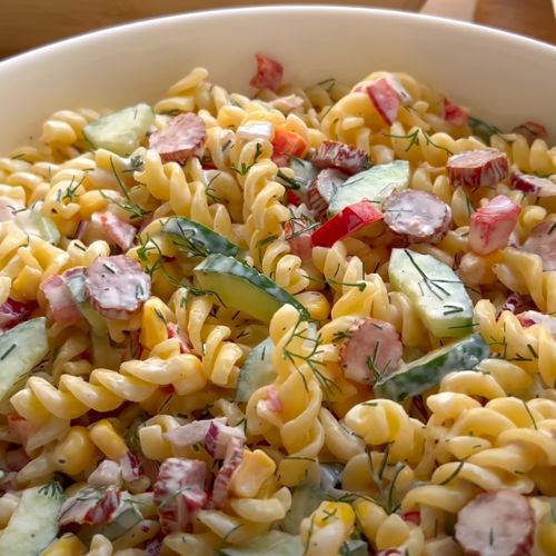 Zamiast stać przy garach, robię sycącą sałatkę. To idealny pomysł na letni obiad