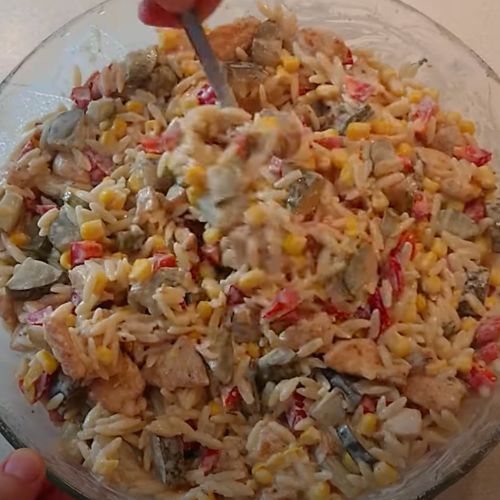 Dodaję do sałatki gyros zamiast kapusty pekińskiej. Żałuję, że nie znałem tego przepisu wcześniej