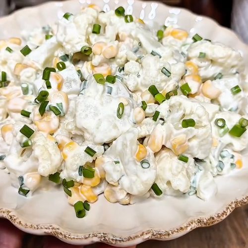 Gotuję kalafiora i łączę z kilkoma składnikami. W kilka minut mam sałatkę lepszą niż jarzynowa