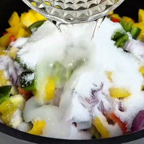 Sałatka z cukinii na zimę. Prosty przepis na pyszne przetwory