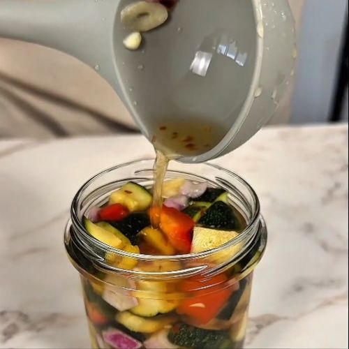 Sałatka z cukinii na zimę. Prosty przepis na pyszne przetwory