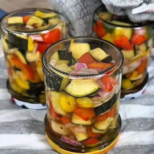 Sałatka z cukinii na zimę. Prosty przepis na pyszne przetwory