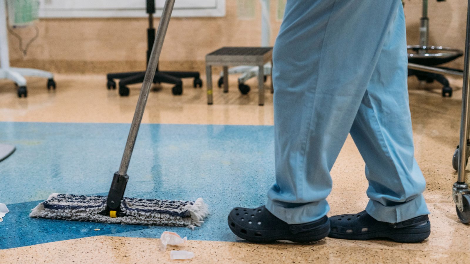 Tyle zarabia salowa w polskim szpitalu. Kwota może zdziwić wiele osób