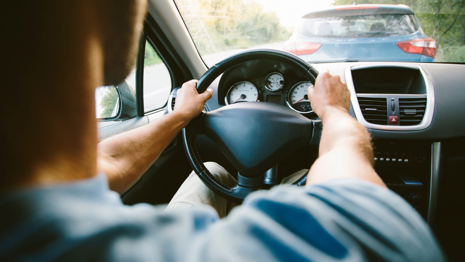 Wypadek w Krakowie. Samochód zawisł na ogrodzeniu kościoła 