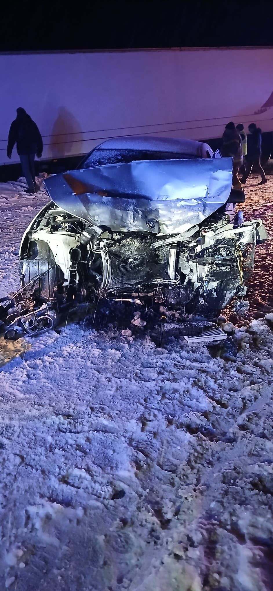 Dramatyczny wypadek na drodze krajowej. Na miejscu zespoły ratownictwa. Trasa zablokowana