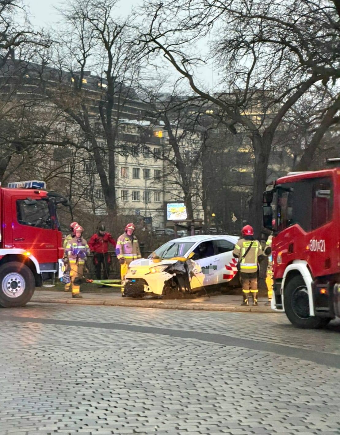 Wrocław: Wyłowili samochód z rzeki. Po otwarciu strażakom aż zrobiło się słabo