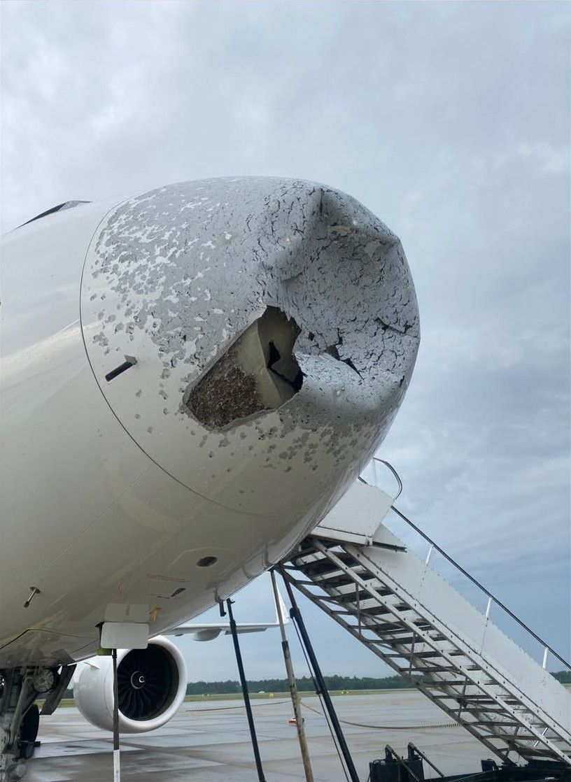 Samolot zawrócił tuż po starcie. Airbus A320 uszkodzony przez grad
