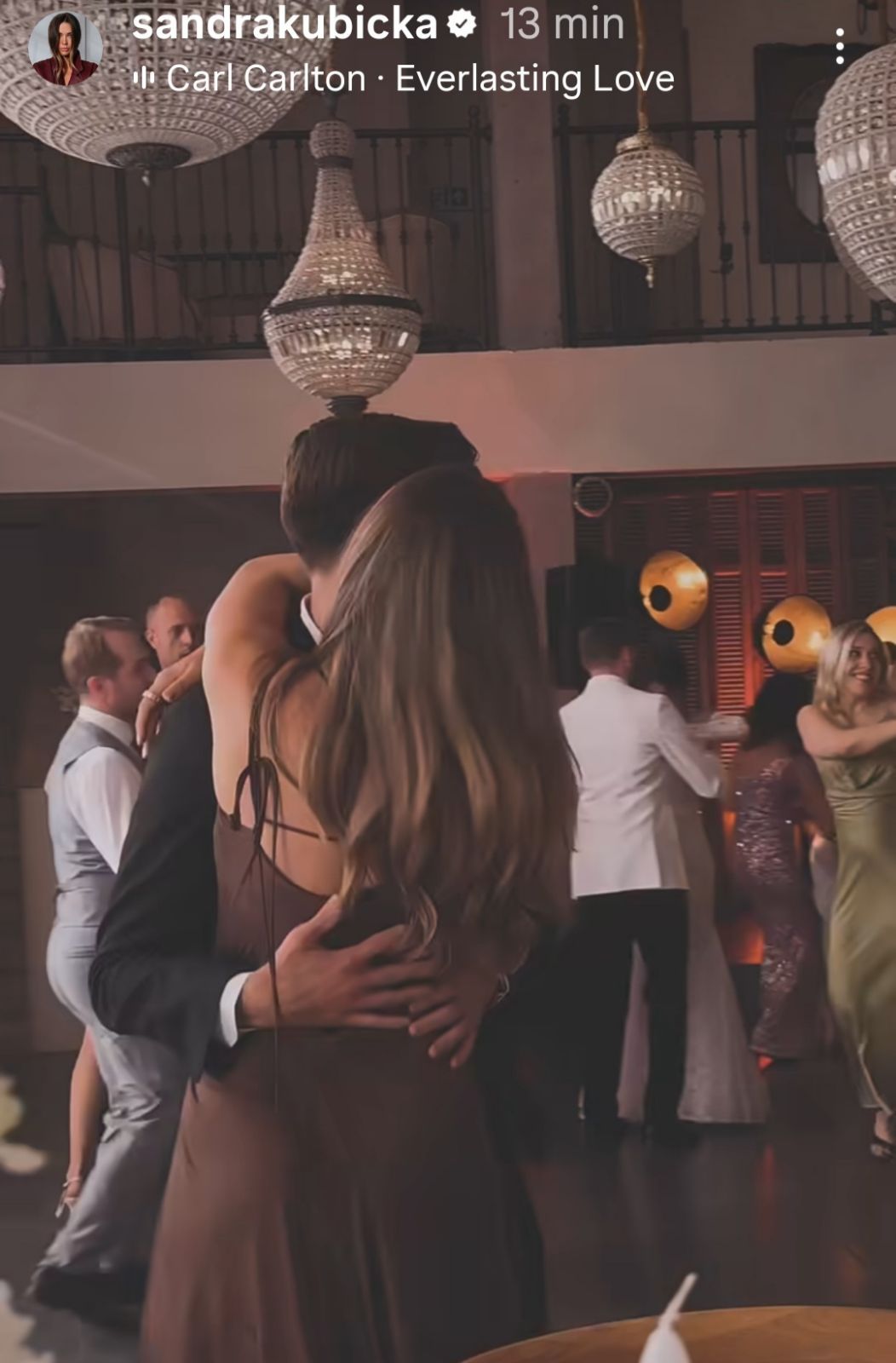 Sandra Kubicka bawiła się z ukochanym na weselu. Czułe kadry obiegły sieć