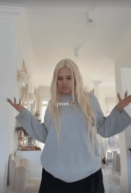 Odmieniona Sara James wystroiła się na studniówkę. Blond włosy to dopiero początek