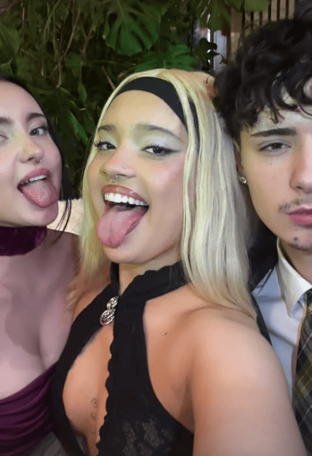 Odmieniona Sara James wystroiła się na studniówkę. Blond włosy to dopiero początek