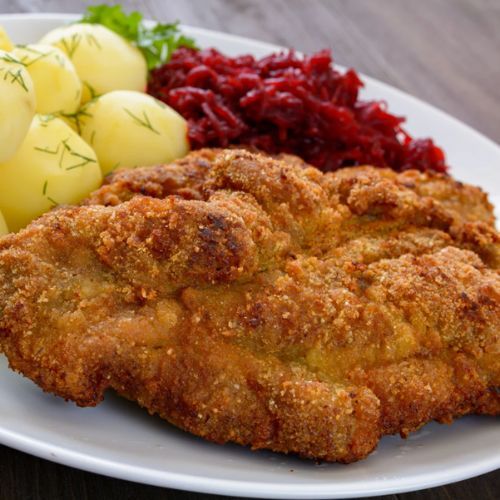 Wlej do miski i włóż kotlety. Schabowe będą idealnie soczyste