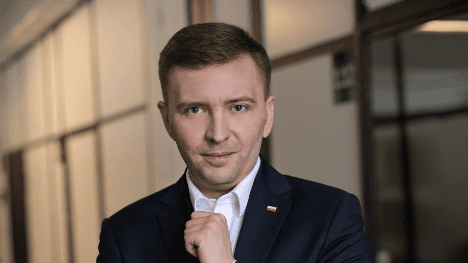 Łukasz Schreiber w garniturze.