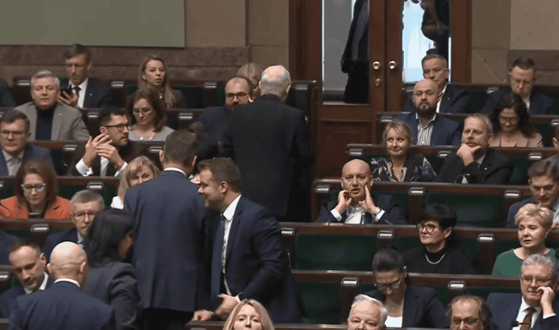 Poseł krytykowany za zachowanie w Sejmie. Miał pokazać wulgarny gest