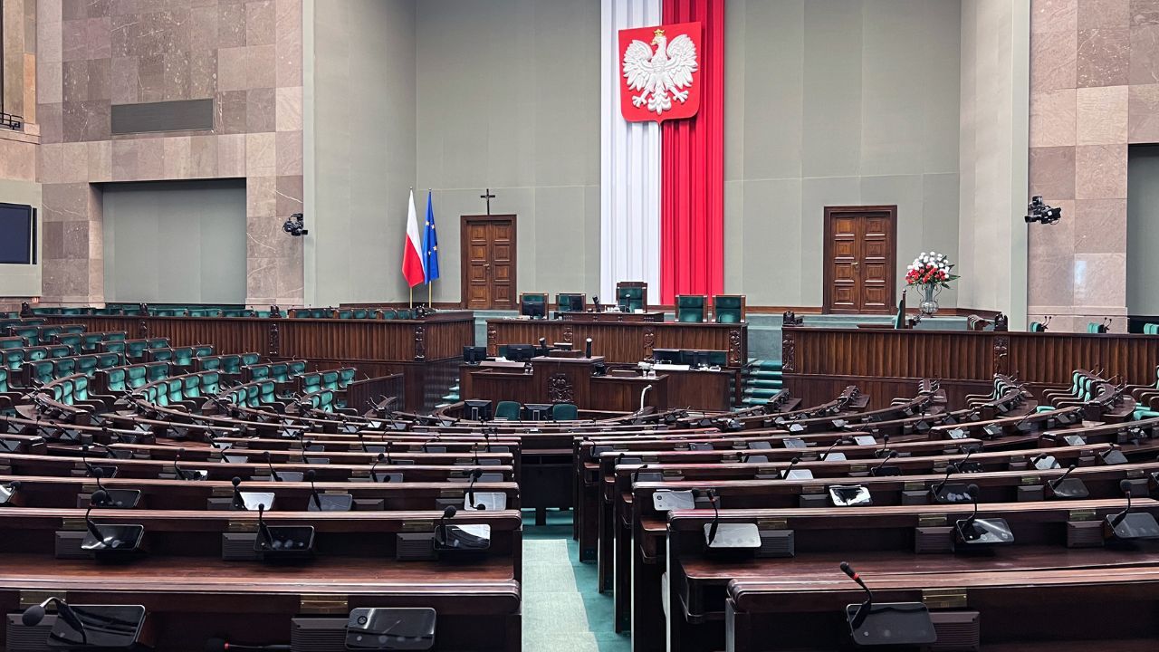 Im ufają Polacy. Jest najnowszy sondaż. Za plecami Nawrockiego dzieje się coś nieoczekiwanego