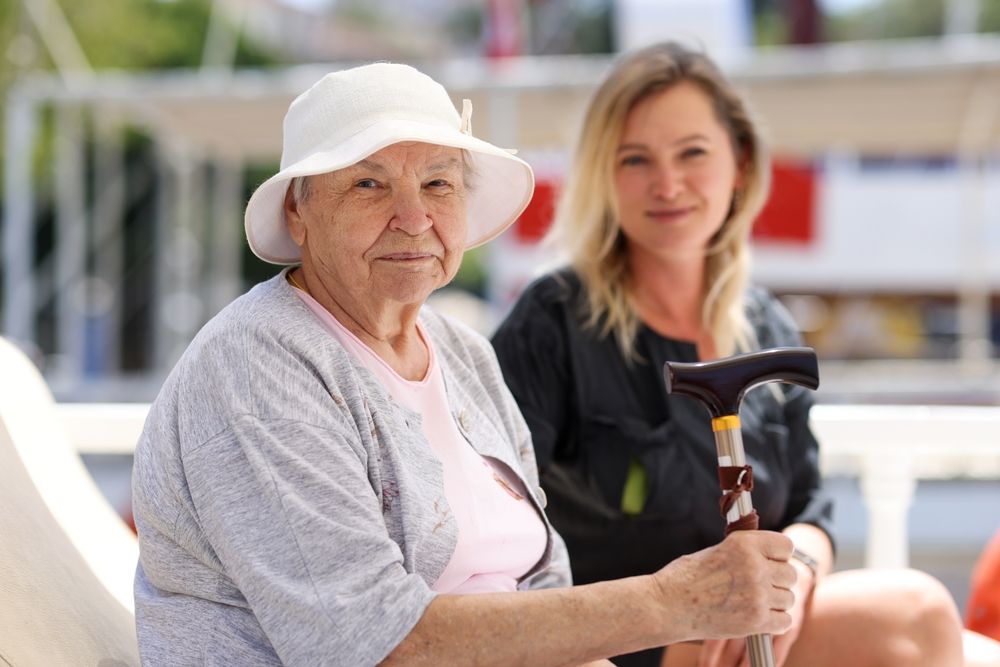 senior z opiekunem, gminy mają zapewnić seniorom wykwalifikowanych opiekunów