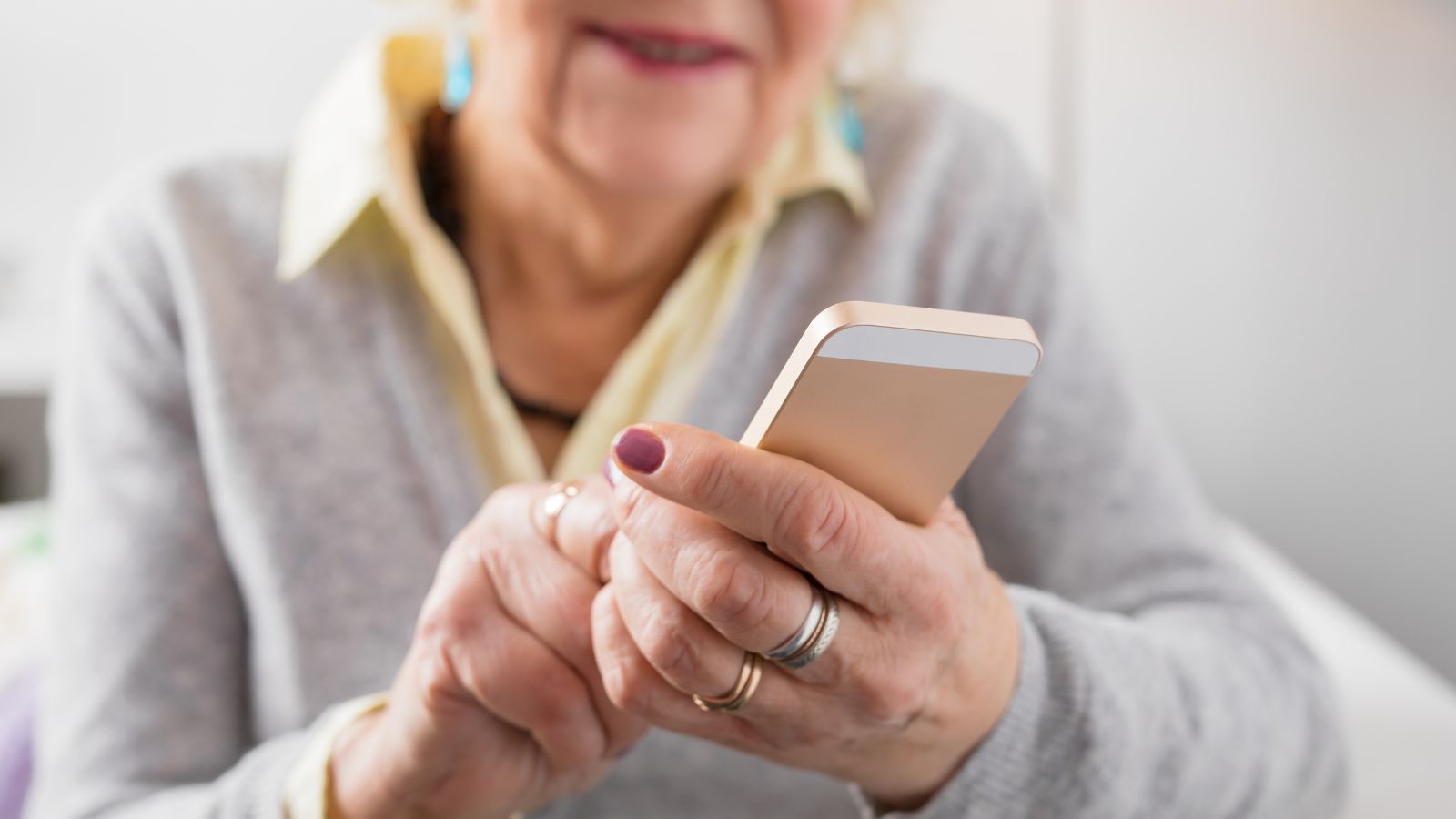 W tym wieku nie mogą Cię zwolnić ani obniżyć pensji. Przepisy stawiają sprawę jasno