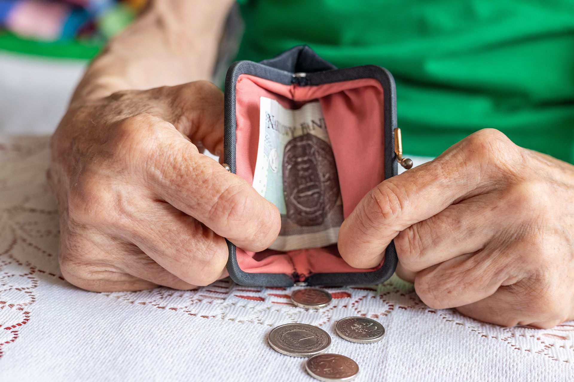 Seniorzy dostaną więcej pieniędzy. O tyle wzrosną świadczenia i dodatki