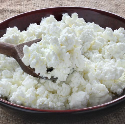 Sernik bez spodu, najprostszy przepis. 6 składników i ekspresowe ciasto na Wielkanoc gotowe