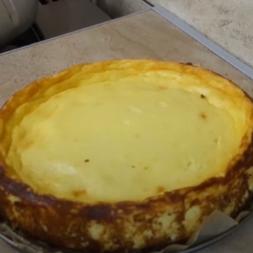 Sernik bez spodu, najprostszy przepis. 6 składników i ekspresowe ciasto na Wielkanoc gotowe