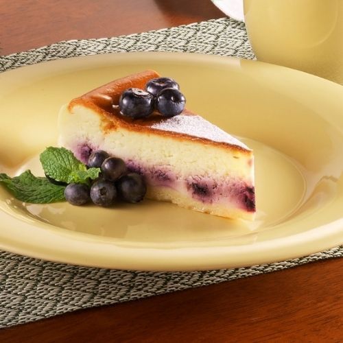 Pieczony sernik z jagodami i kruszonką. Wakacyjne ciasto do kawy