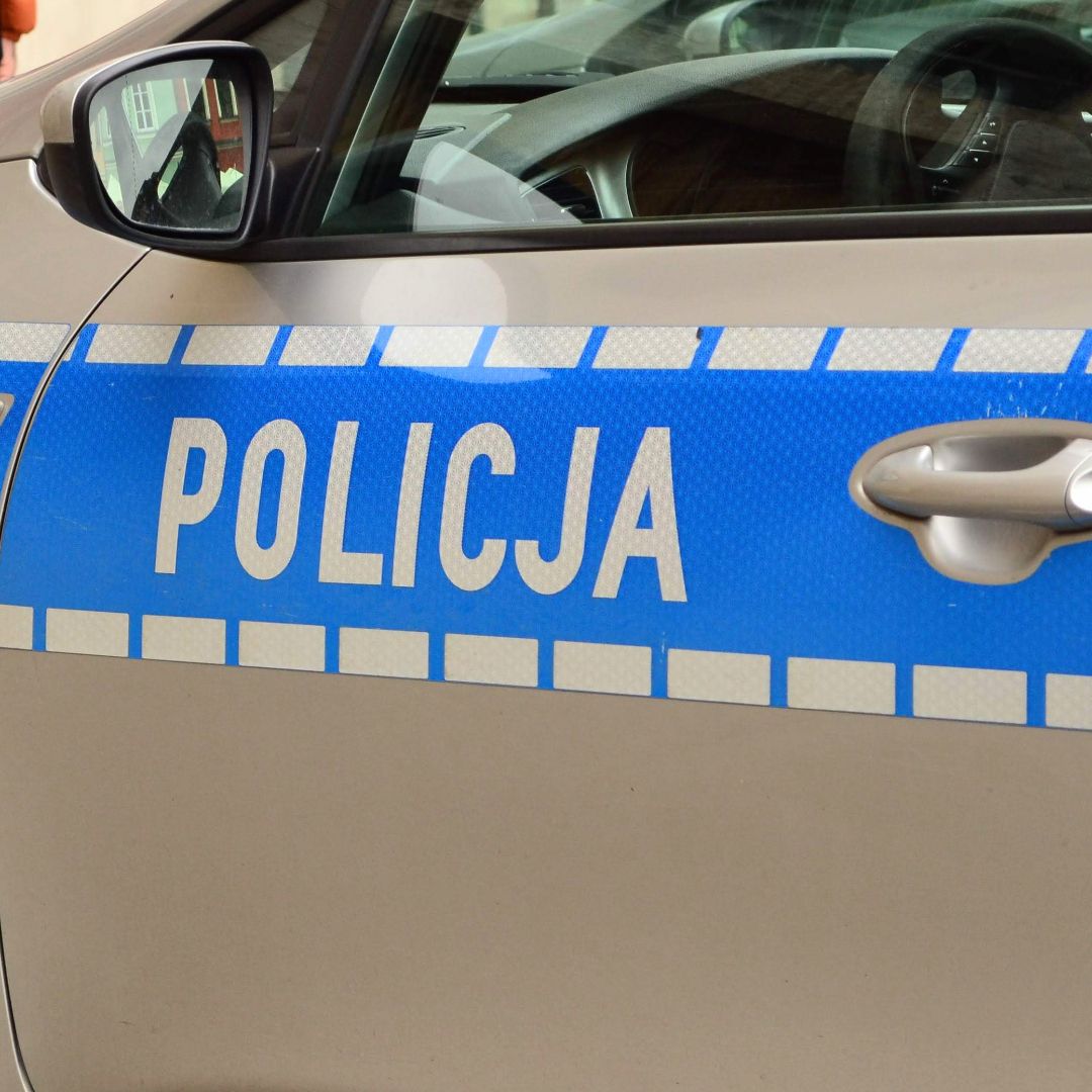 Poranny wypadek na DK16. Zderzyły się trzy pojazdy, są ranni. Trwa pilna akcja służb