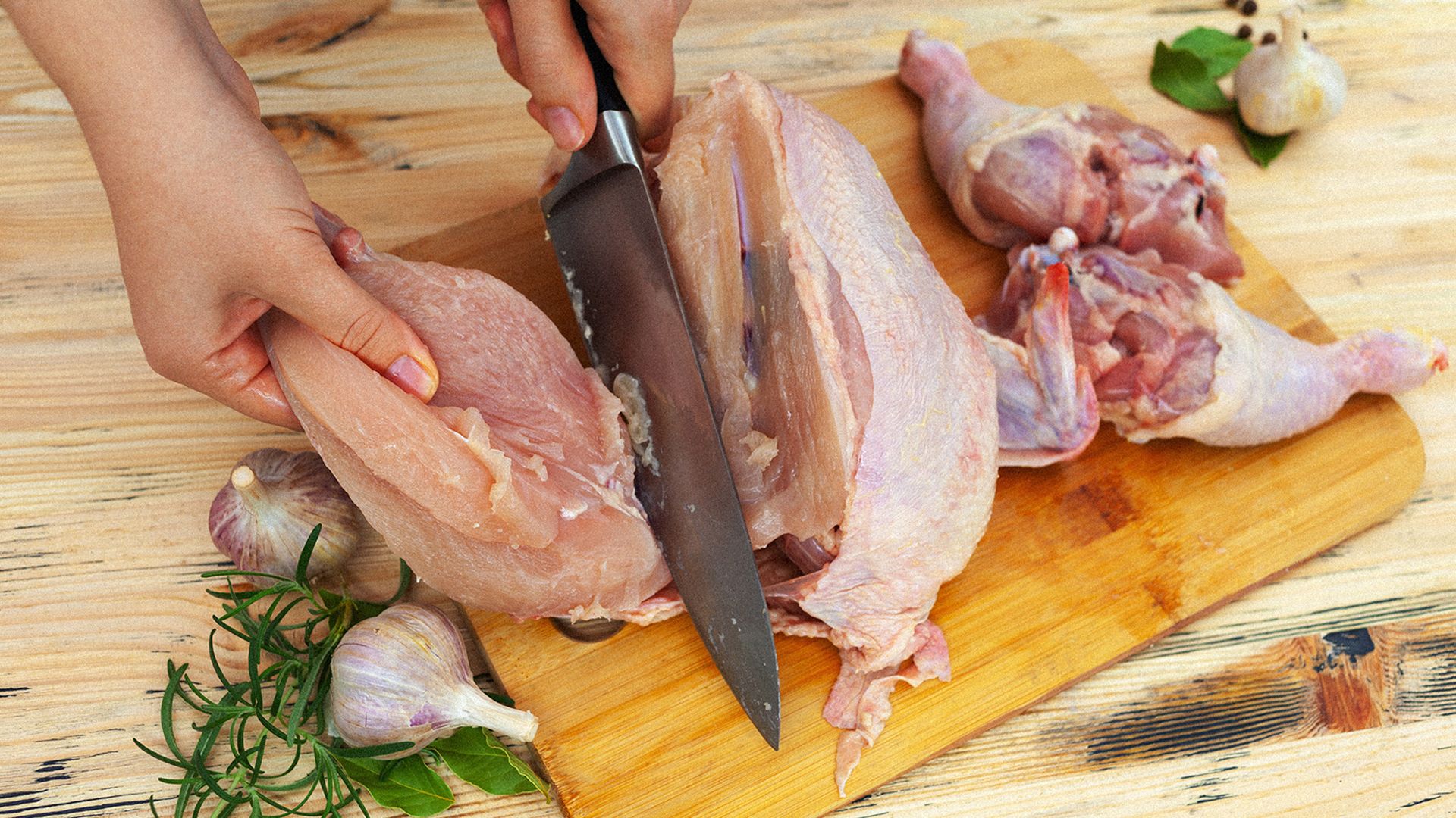Mycie mięsa pod kranem – dlaczego jest niebezpieczne i co robić zamiast