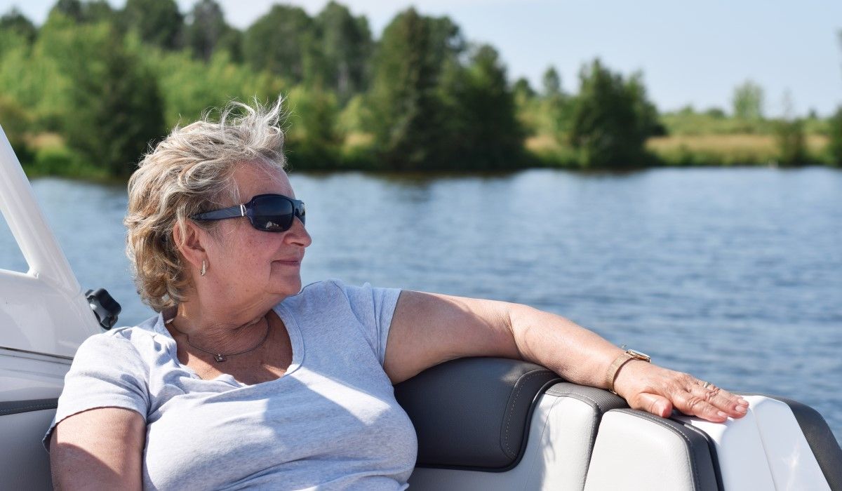 Szczęśliwa emerytka na łódce