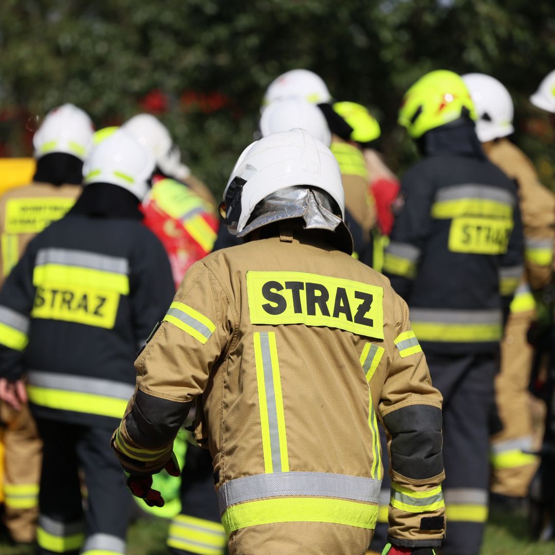 Potężny pożar na osiedlu mieszkalnym w Koninie. Trwa akcja służb, na miejscu 9 zastępów straży