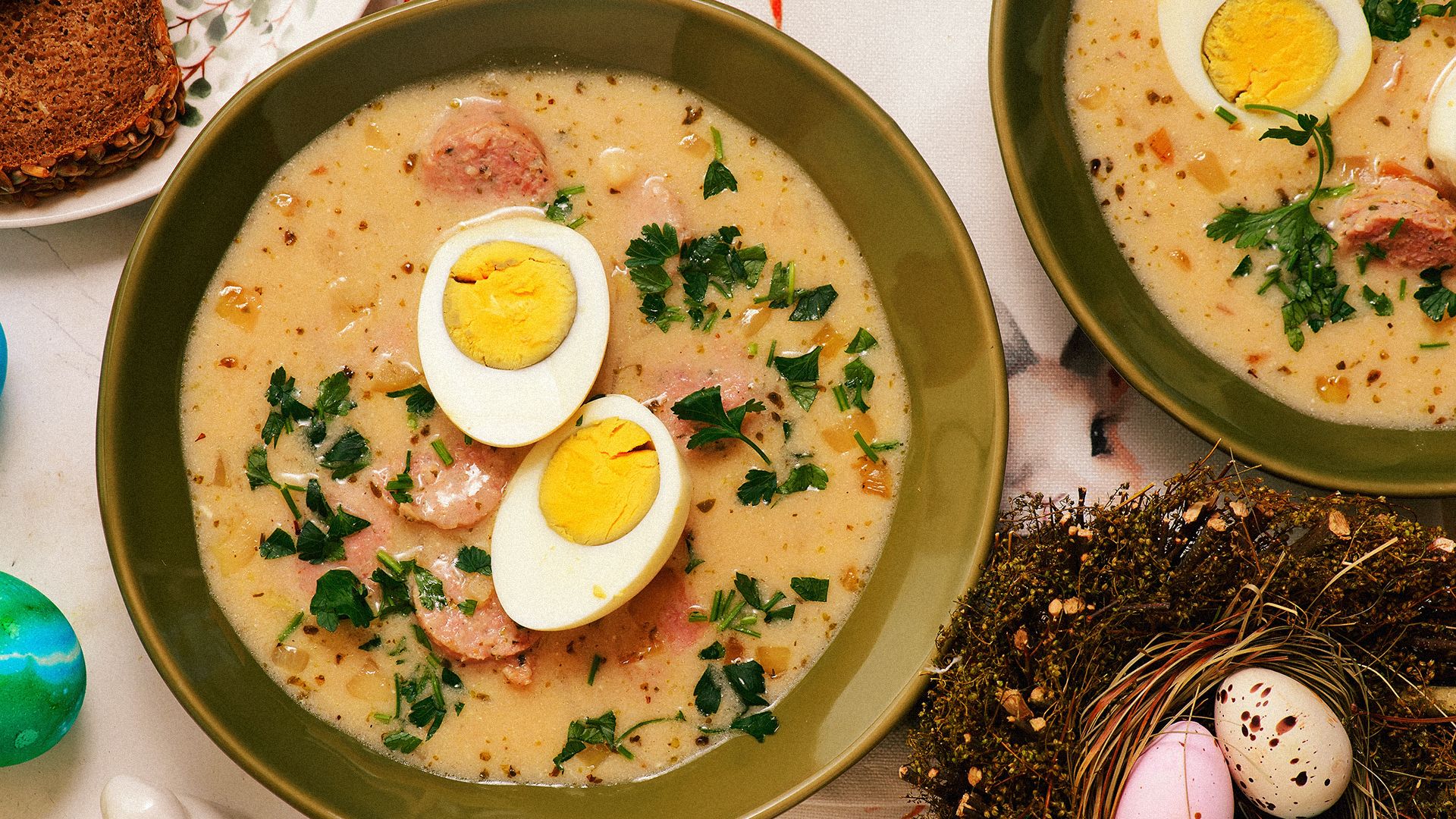 Tradycyjny żurek wielkanocny - przepis z boczkiem, czosnkiem i ziemniakami
