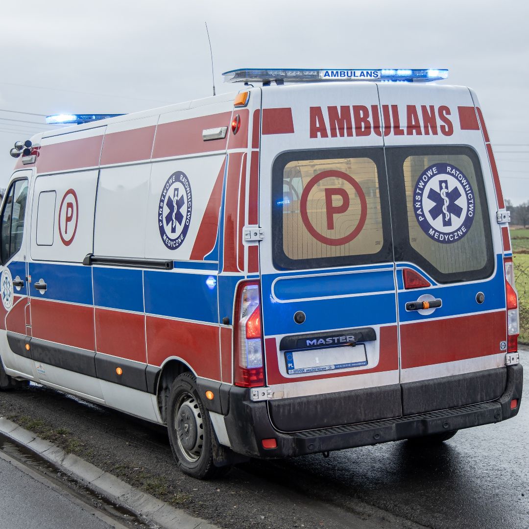 Poranny wypadek na kluczowej trasie. Kilka osób rannych, trwa pilna akcja służb