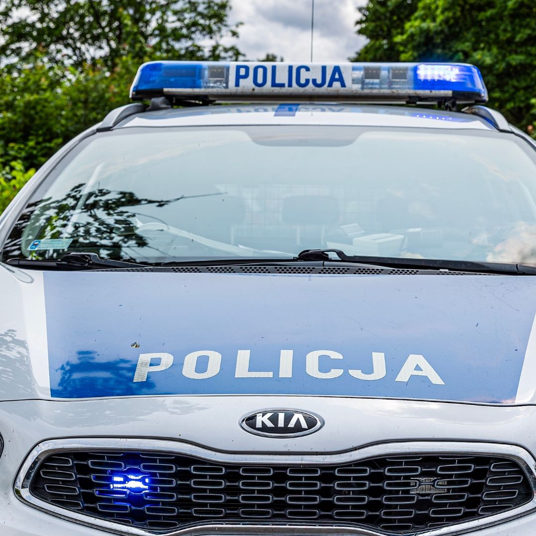 Czołowe zderzenie na DW 165. Pięć osób rannych, wśród nich troje dzieci