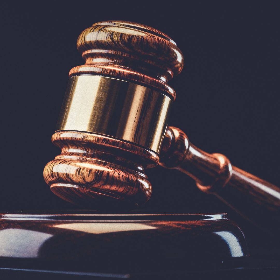 Łukasz Żak usłyszał wyrok za śmiertelny wypadek na Trasie Łazienkowskiej. Tak opuszczał sąd