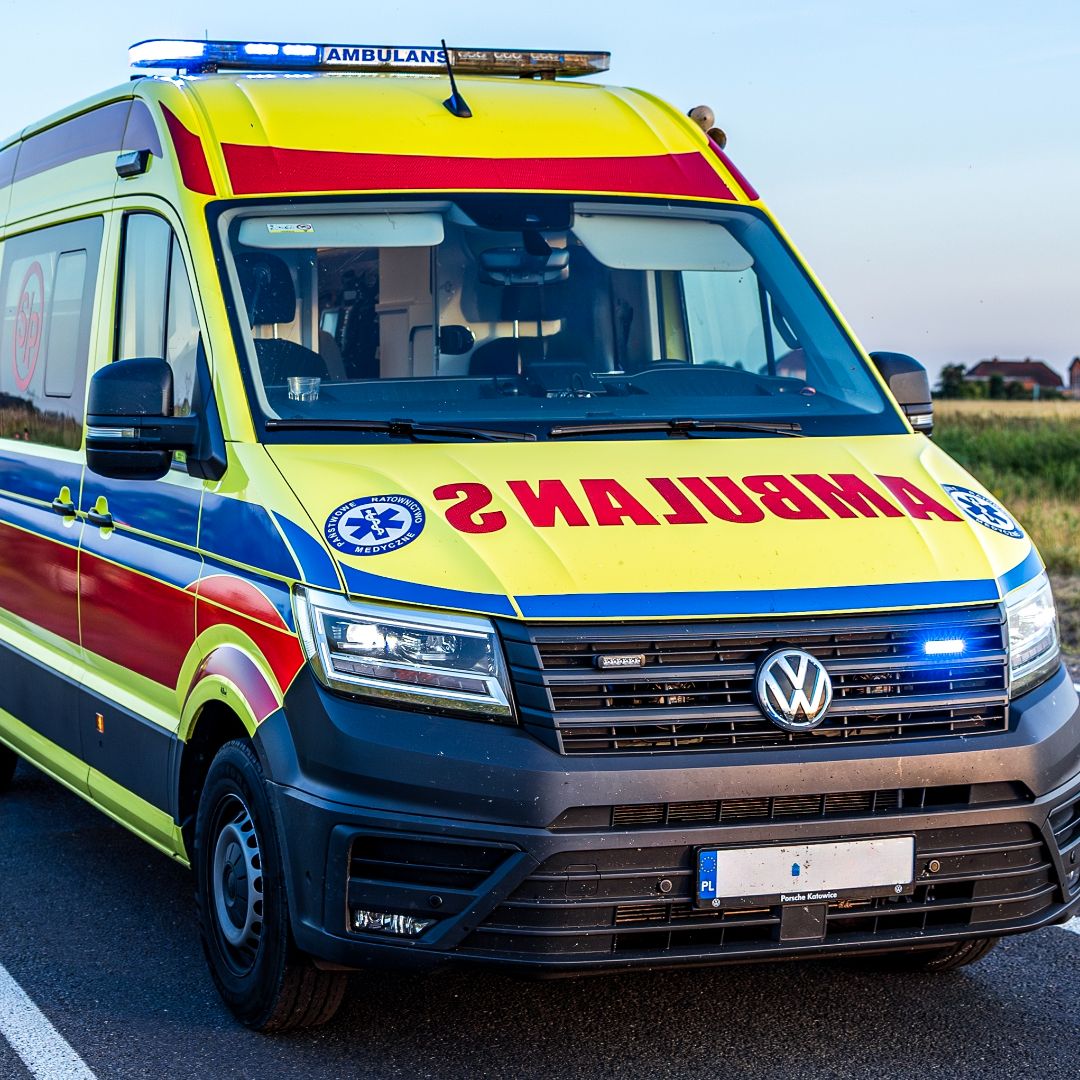 Wypadek w Hucie Dąbrowie. Samochód potrącił kobietę z dwójką dzieci, na miejscu trzy śmigłowce LPR